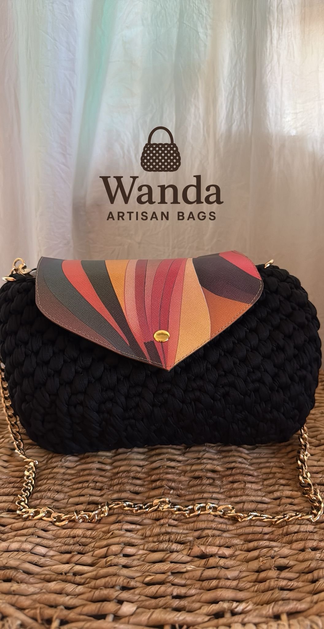 Bolso Midnight Swirl - negro con tapa multicolor y cadena